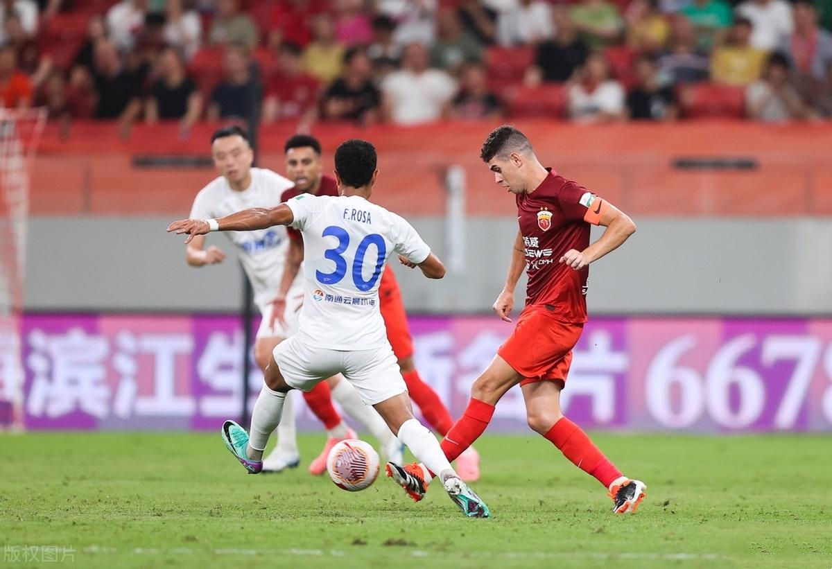 九游游戏-今夜法国杯焦点战，上海海港豪取连胜，底气十足，身体对抗强度拉满(海港忠于人民忠于党原唱)